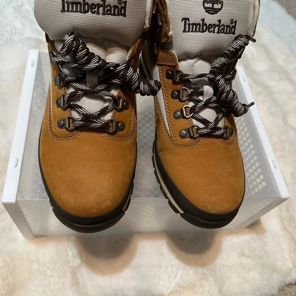 Timberland• Classic Men's Brown and Cream Boots•9.5